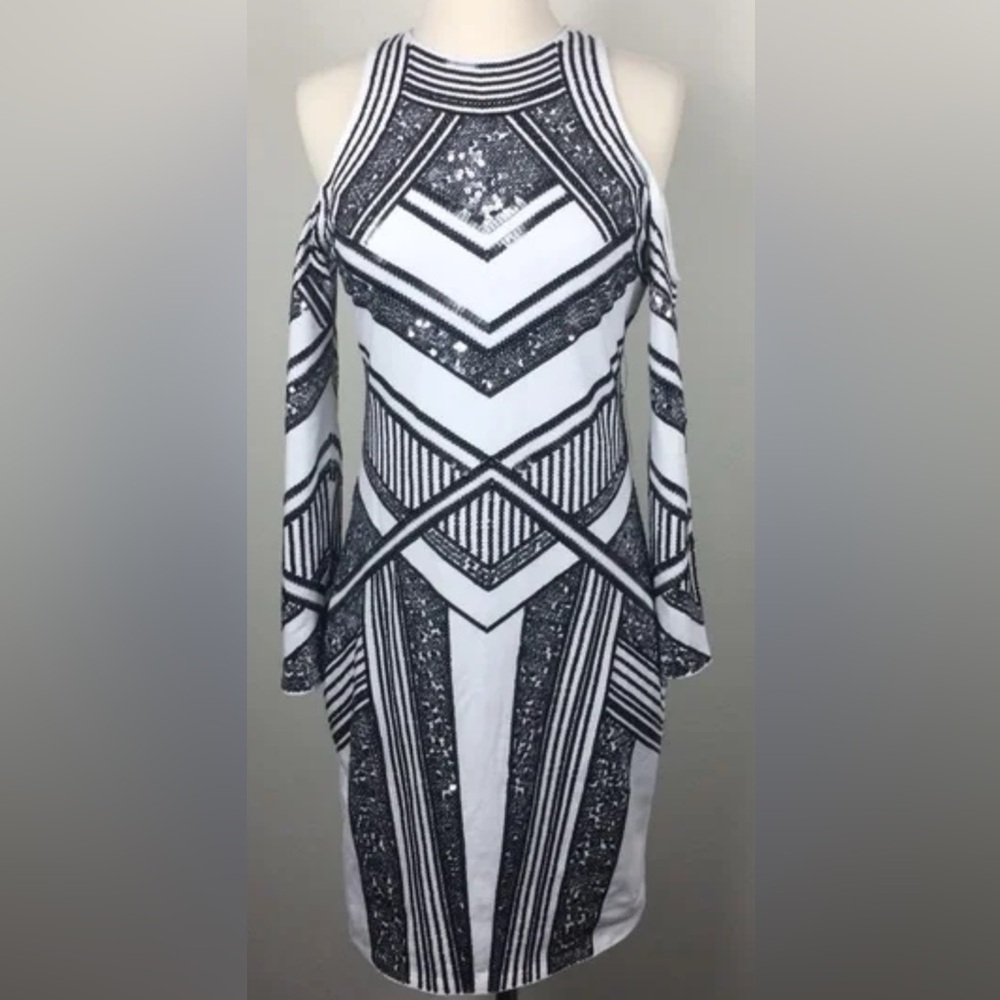 Gorgeous sequined dress with flirty sleeves. Ideal for a night out!